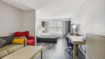 Down comforters, in-room safe, desk, blackout drapes