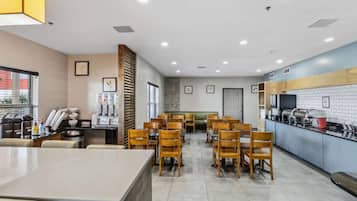 包含每日自助早餐