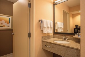 Combined shower/bathtub, hair dryer, towels