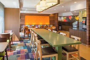 Free daily buffet breakfast - Fairfield Inn & Suites by Marriott Columbus (Columbus)
