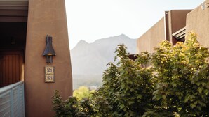 Un edificio con fachada marrón, una puerta y un letrero con los números 531 y 521.