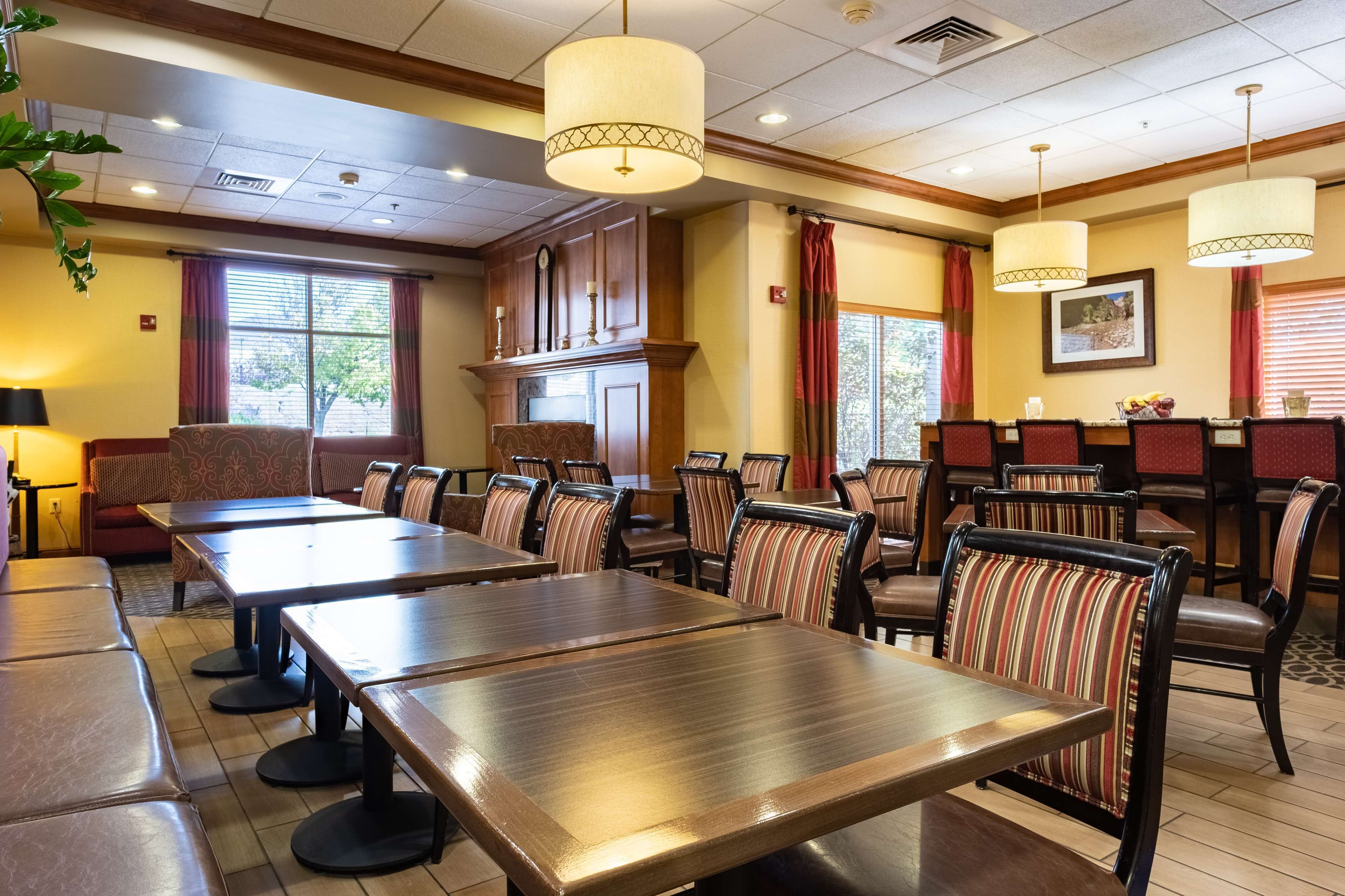 朝食 (コンチネンタル ブレックファスト)、毎日提供 (無料)