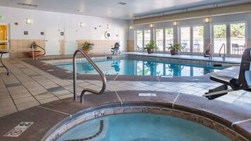 Sisäuima-allas, aurinkotuoleja