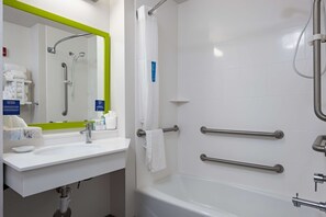 2 grands lits queen-size, Non-fumeurs., Accessible aux personnes à mobilité réduite | Salle de bain | Articles de toilette gratuits, sèche-cheveux, serviettes fournies