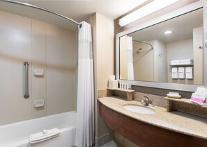 Combined shower/tub, hair dryer, bathrobes, towels - Hampton Inn by Hilton Odessa (Odessa)