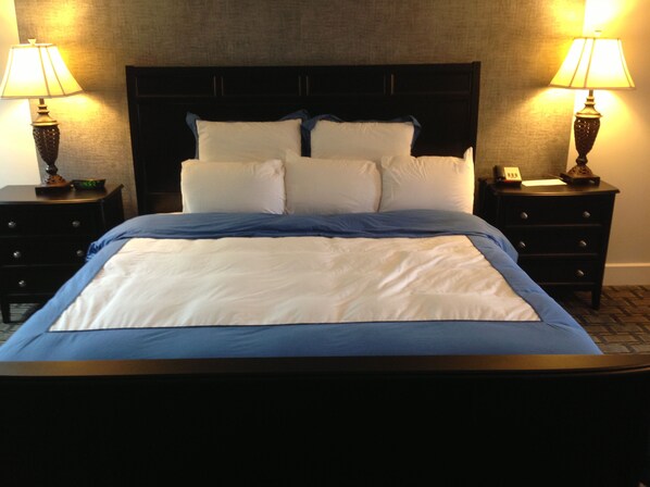 Deluxe Room, 1 King Bed | Desk, blackout drapes, free WiFi, bed sheets