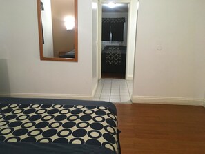Suite, 2 Schlafzimmer, Nichtraucher (3 Double Beds) | Schreibtisch, Bügeleisen/Bügelbrett, kostenloses WLAN, Bettwäsche