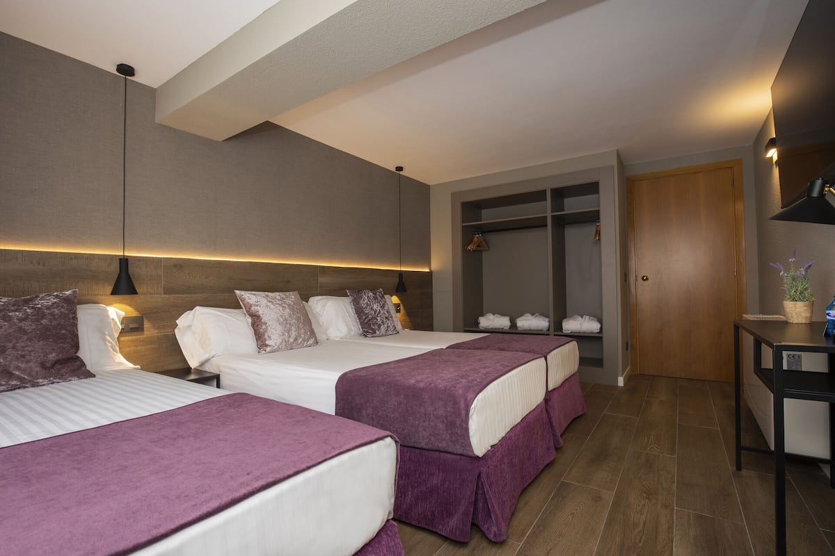 Minibar, Zimmersafe, Schreibtisch, Verdunkelungsvorhänge
