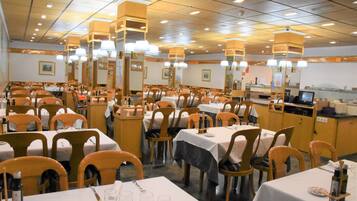 Frokost og middag serveres, spanske retter