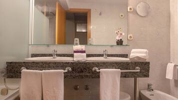 Kombinert dusj/badekar, toalettartikler (inkludert) og hårføner