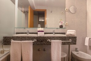 Vòi sen/bồn tắm kết hợp, đồ dùng nhà tắm miễn phí, máy sấy tóc 