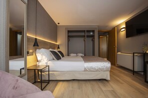 Habitación doble | Minibar, caja de seguridad en la habitación y escritorio 