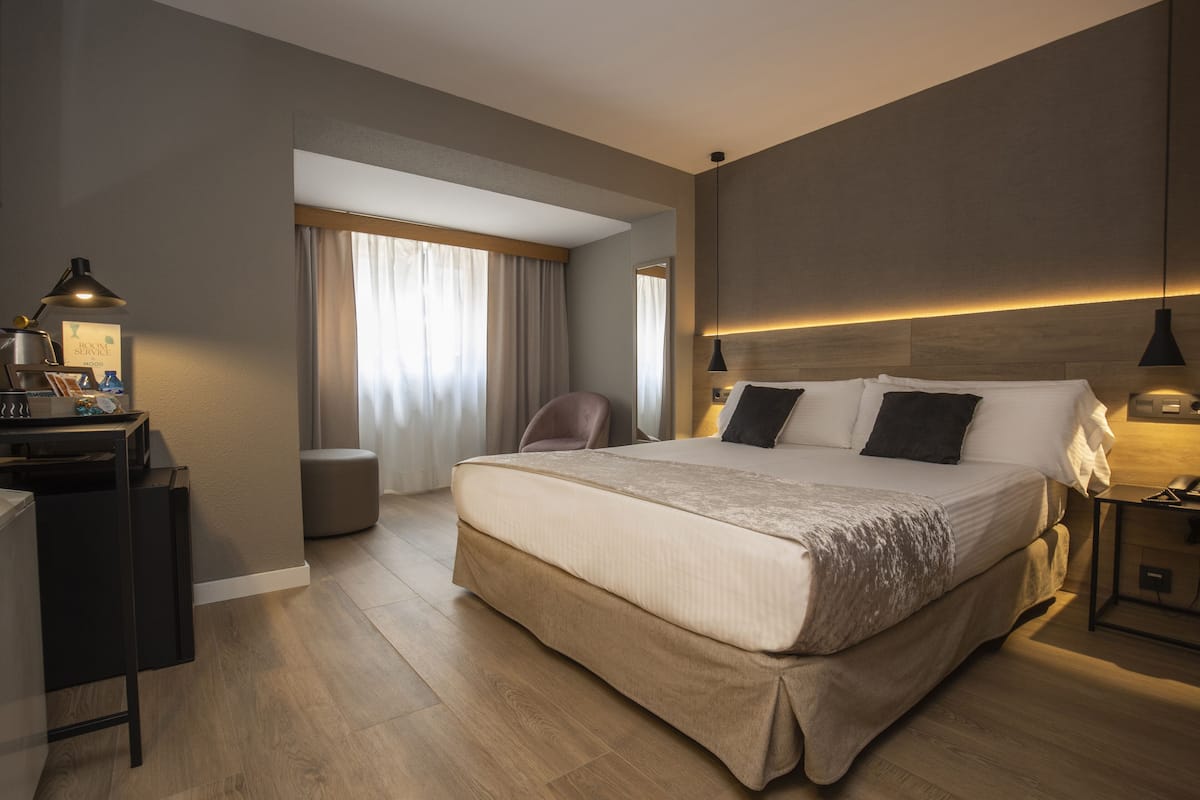 Doppelzimmer | Minibar, Zimmersafe, Schreibtisch, Verdunkelungsvorhänge