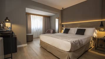 Dobbeltrom | Minibar, safe på rommet, skrivebord og blendingsgardiner