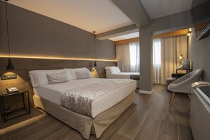 Family Room | Minibar, in-room safe, desk, blackout curtains - Yomo Eureka (Escaldes-Engordany)