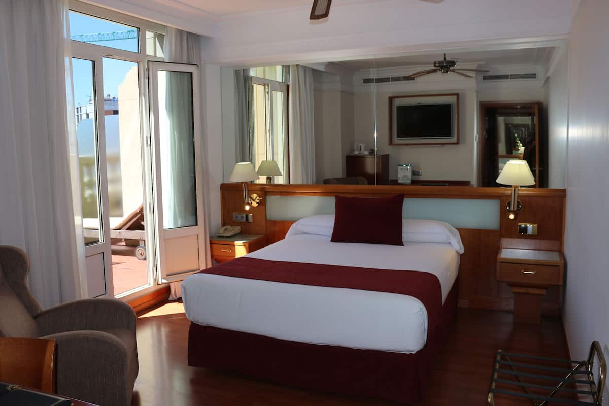 Room, Terrace (Gran vía) | Minibar, in-room safe, desk, soundproofing
