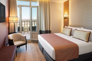 Minibar, in-room safe, desk, soundproofing - Catalonia Plaza España Hotel & Spa (Madrid)