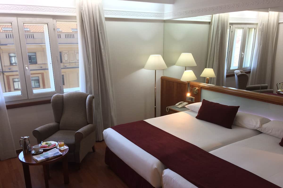 Family Room | Minibar, in-room safe, desk, soundproofing