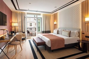 Minibar, caja de seguridad en la habitación y escritorio 