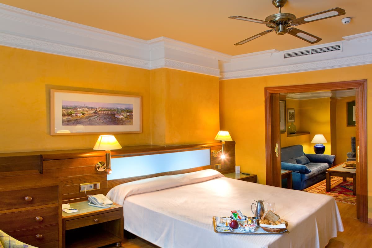 Family Suite | Minibar, in-room safe, desk, soundproofing