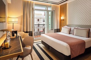 Minibar, in-room safe, desk, soundproofing - Senator Gran Vía 70 Spa Hotel (Madrid)