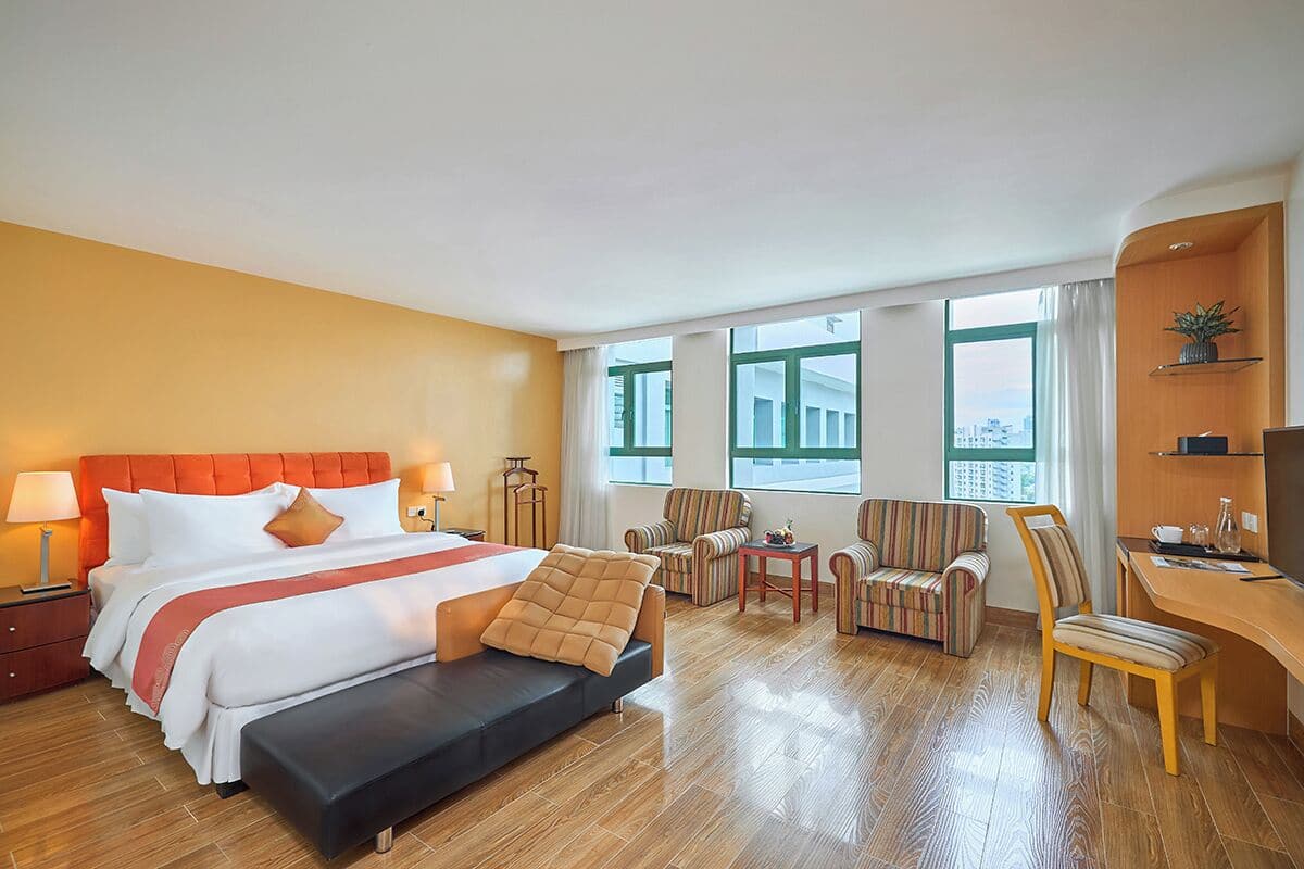 Premier Room - Full Club | Minibar, in-room safe, desk, soundproofing