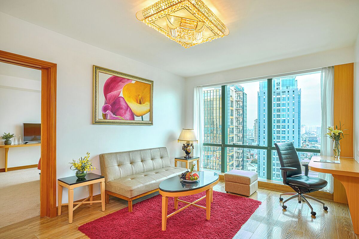 Executive Suite | Minibar, in-room safe, desk, soundproofing