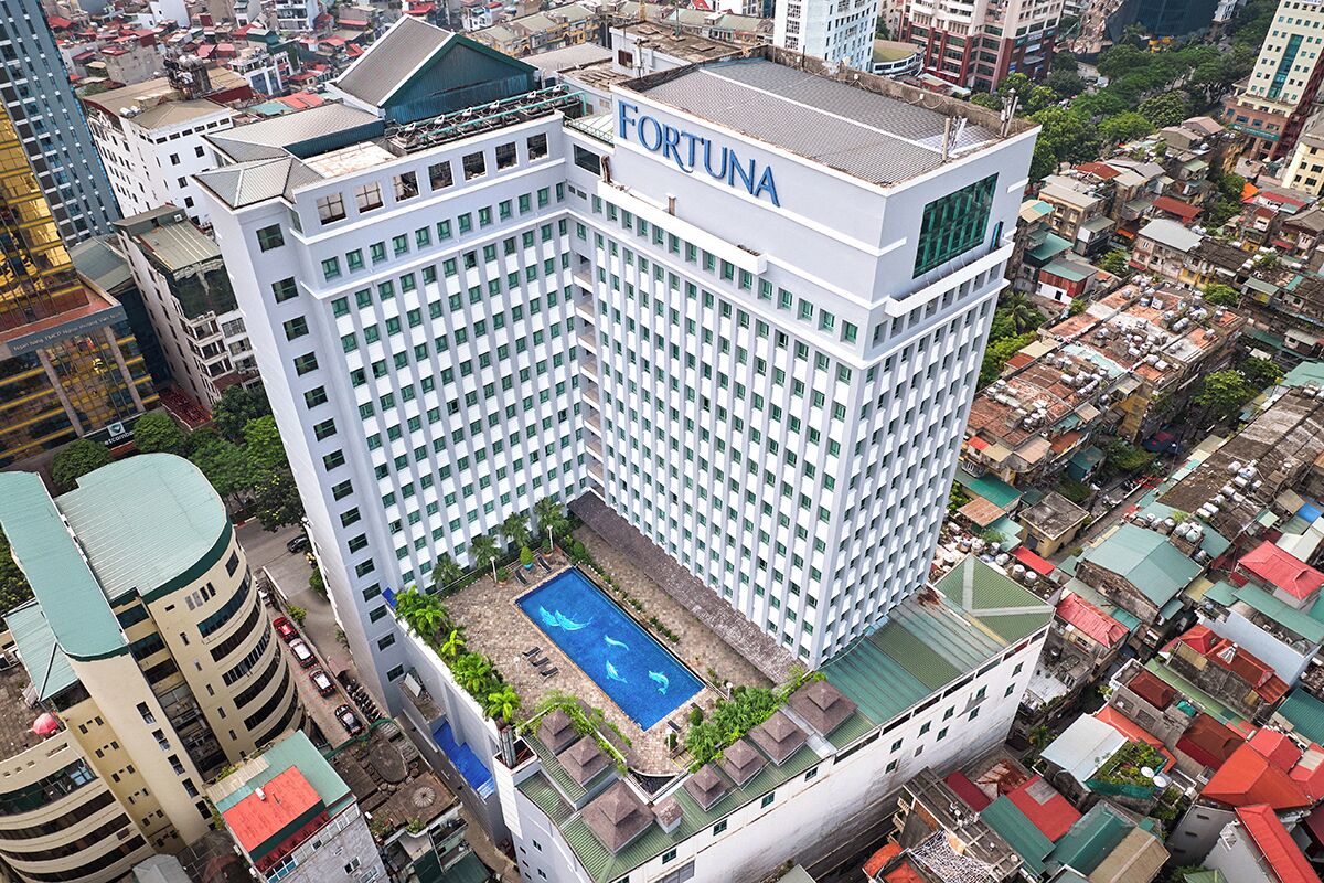 Un edificio de gran altura con el nombre "FORTUNA" bien visible en la parte superior.