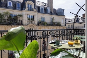 Outdoor dining - Smart Place Paris Gare du Nord by Hiphophostels (Paris)