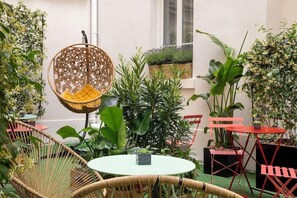 Outdoor dining - Smart Place Paris Gare du Nord by Hiphophostels (Paris)