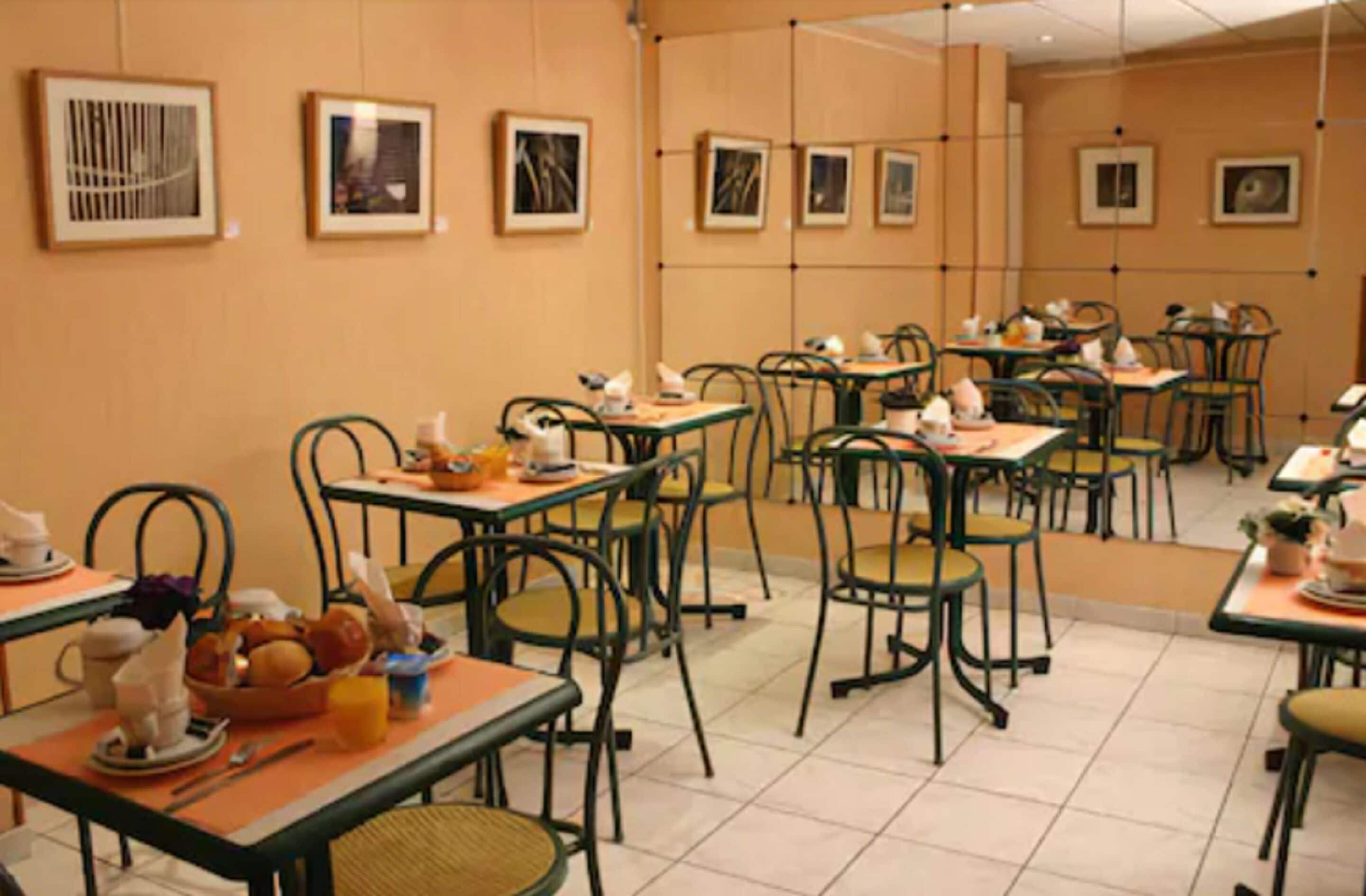 Tägliches kontinentales Frühstück (9 EUR pro Person)