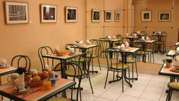 Tägliches kontinentales Frühstück (9 EUR pro Person)