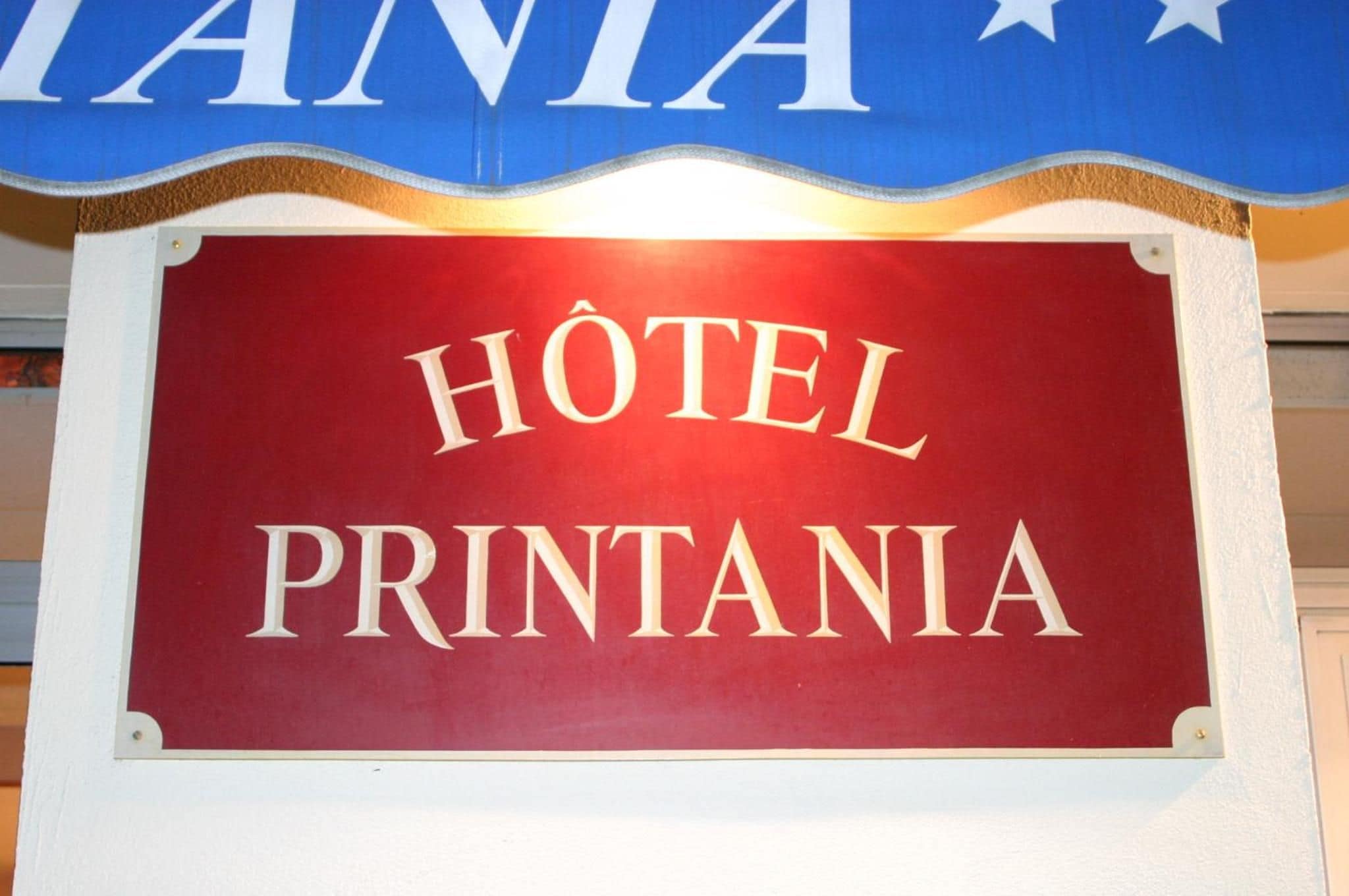Placa indicando 'Hôtel Printania', com fundo azul e letras brancas.