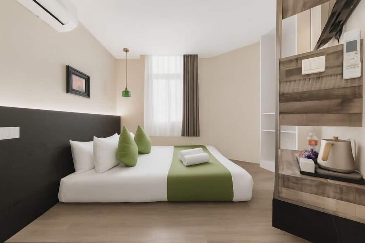 Free minibar, free WiFi, bed sheets