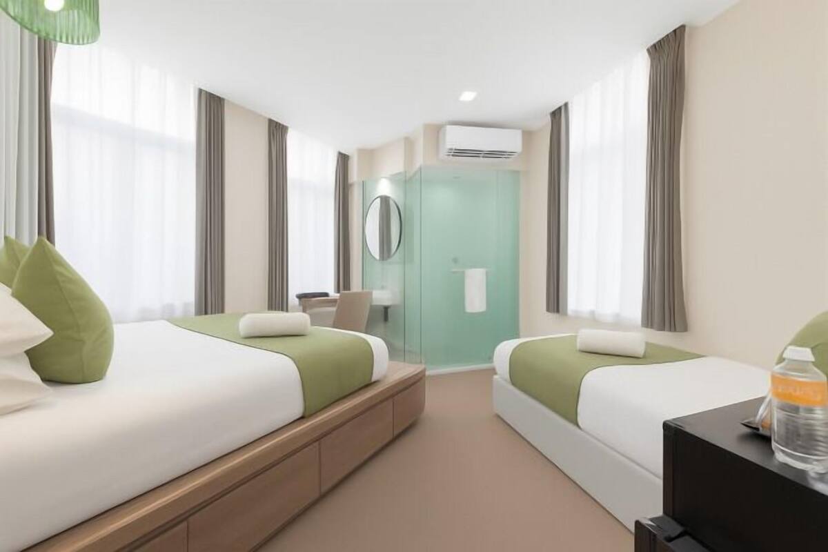 Free minibar, free WiFi, bed sheets