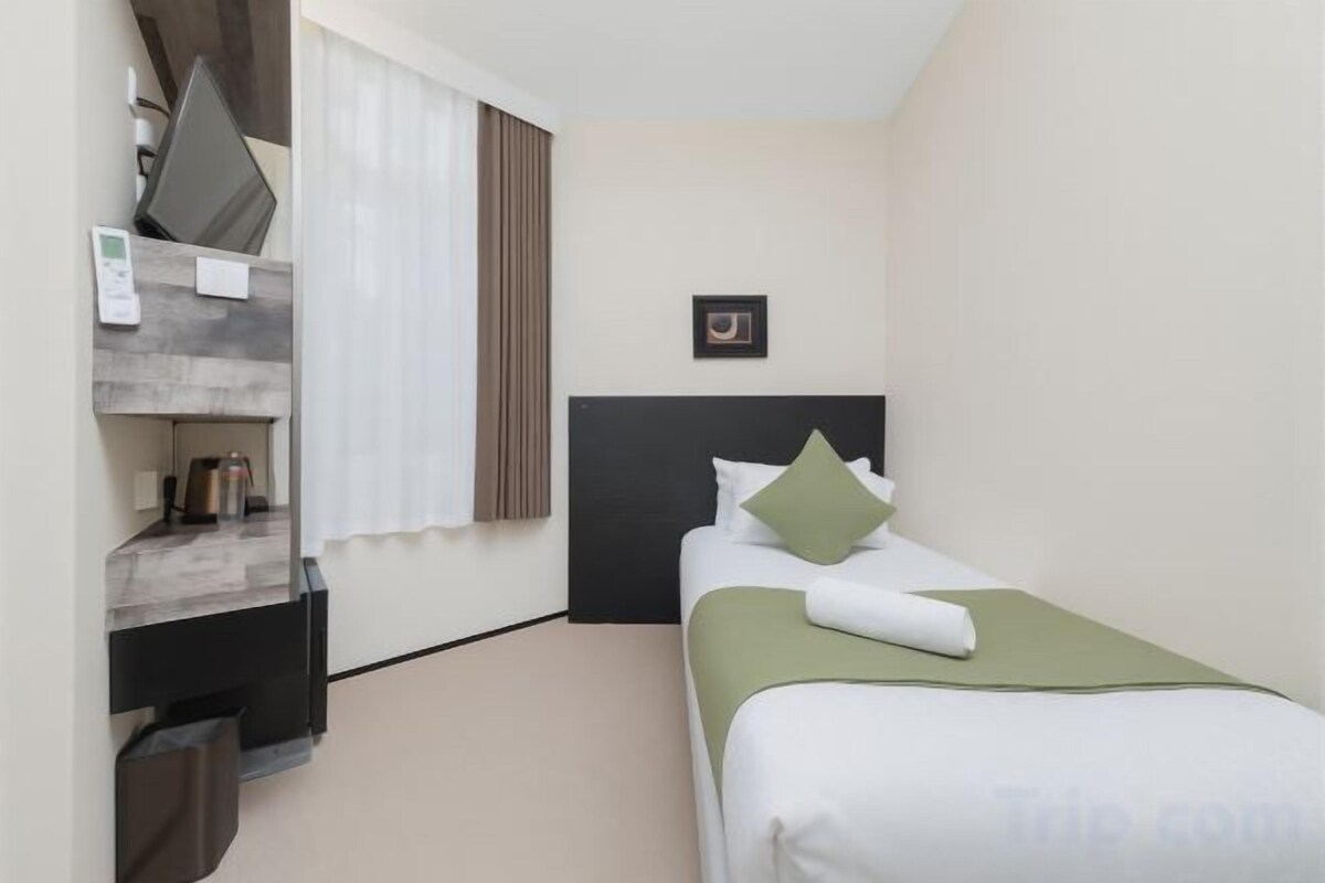 Free minibar, free WiFi, bed sheets