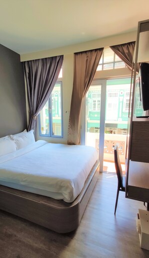 Superior Queen with Balcony | Desk, soundproofing, free WiFi, bed sheets