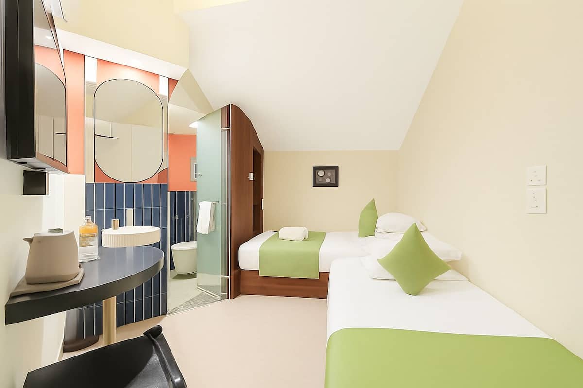 Quarto duplo superior, sem janelas | Frigobar (abastecido com itens grátis), Wi-Fi de cortesia, roupa de cama
