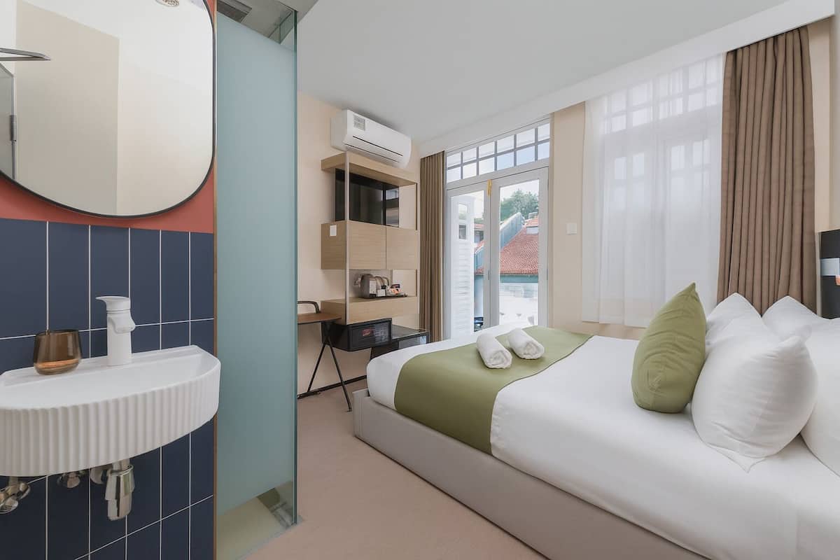 Quarto luxo, sacada | Frigobar (abastecido com itens grátis), Wi-Fi de cortesia, roupa de cama