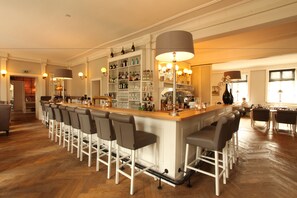 Garden views, serves lunch and dinner