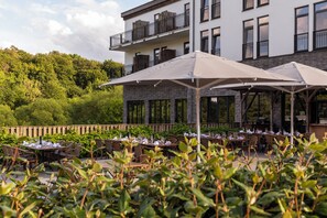 Se sirven desayunos, cenas y cocina francesa con mesas al aire libre
