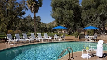 2 piscines extérieures, parasols de plage, chaises longues