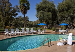 2 piscines extérieures, parasols de plage, chaises longues