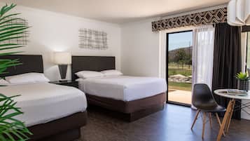 Chambre Deluxe, 2 grands lits | Literie de qualité supérieure, bureau, rideaux occultants