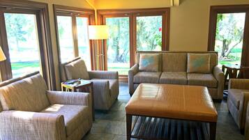 Coin salon dans le hall