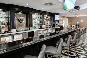 Serves lunch, dinner and happy hour