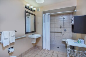 Suite Studio, 1 grand lit, accessible aux personnes à mobilité réduite, cuisine (Accessible Tub) | Salle de bain