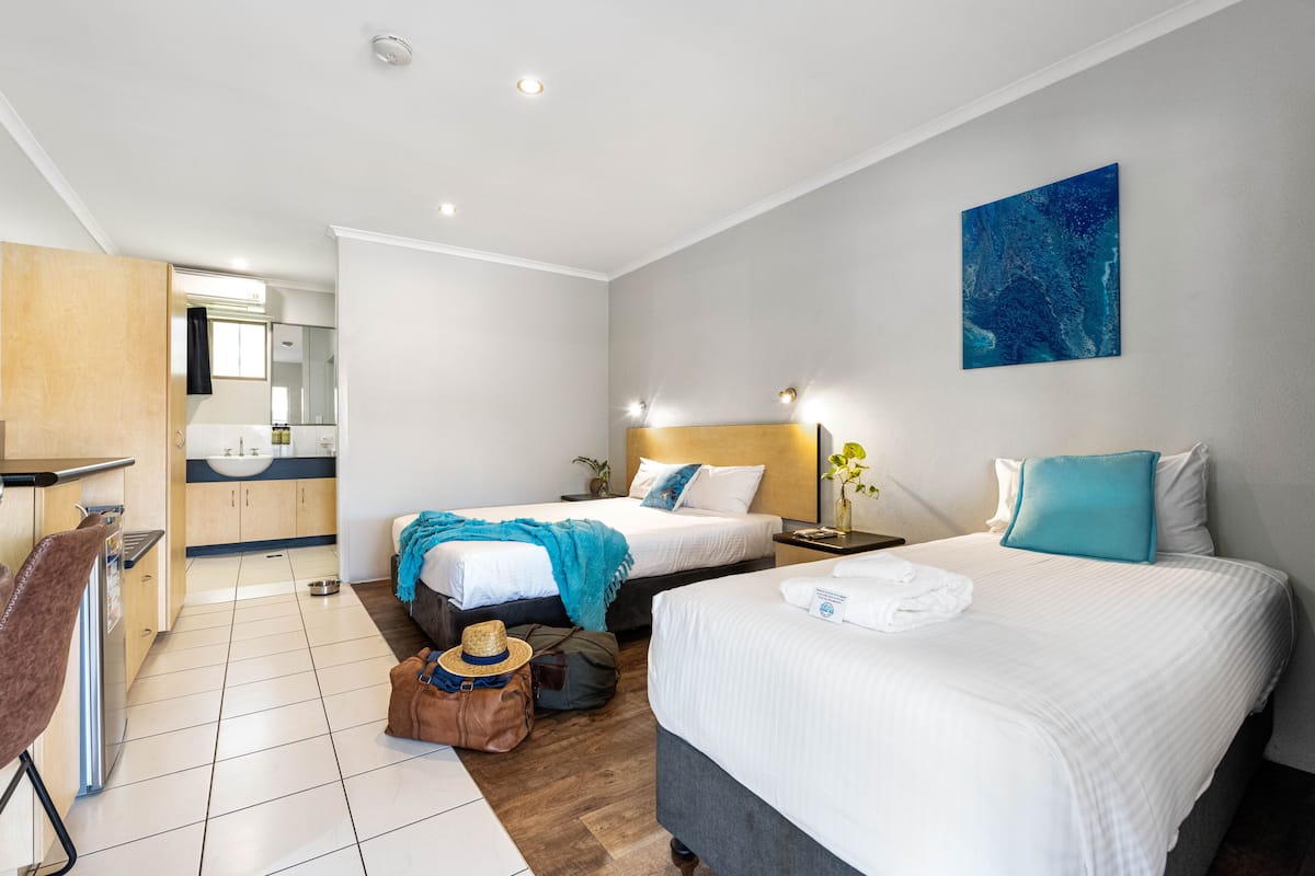 Einzelzimmer (Queen, Pet Friendly) | 1 Schlafzimmer, Bügeleisen/Bügelbrett, kostenloses WLAN, Bettwäsche