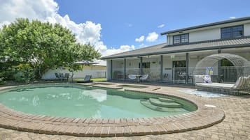 Piscine extérieure, chaises longues