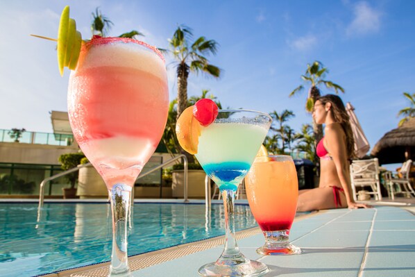 Bar junto a la piscina